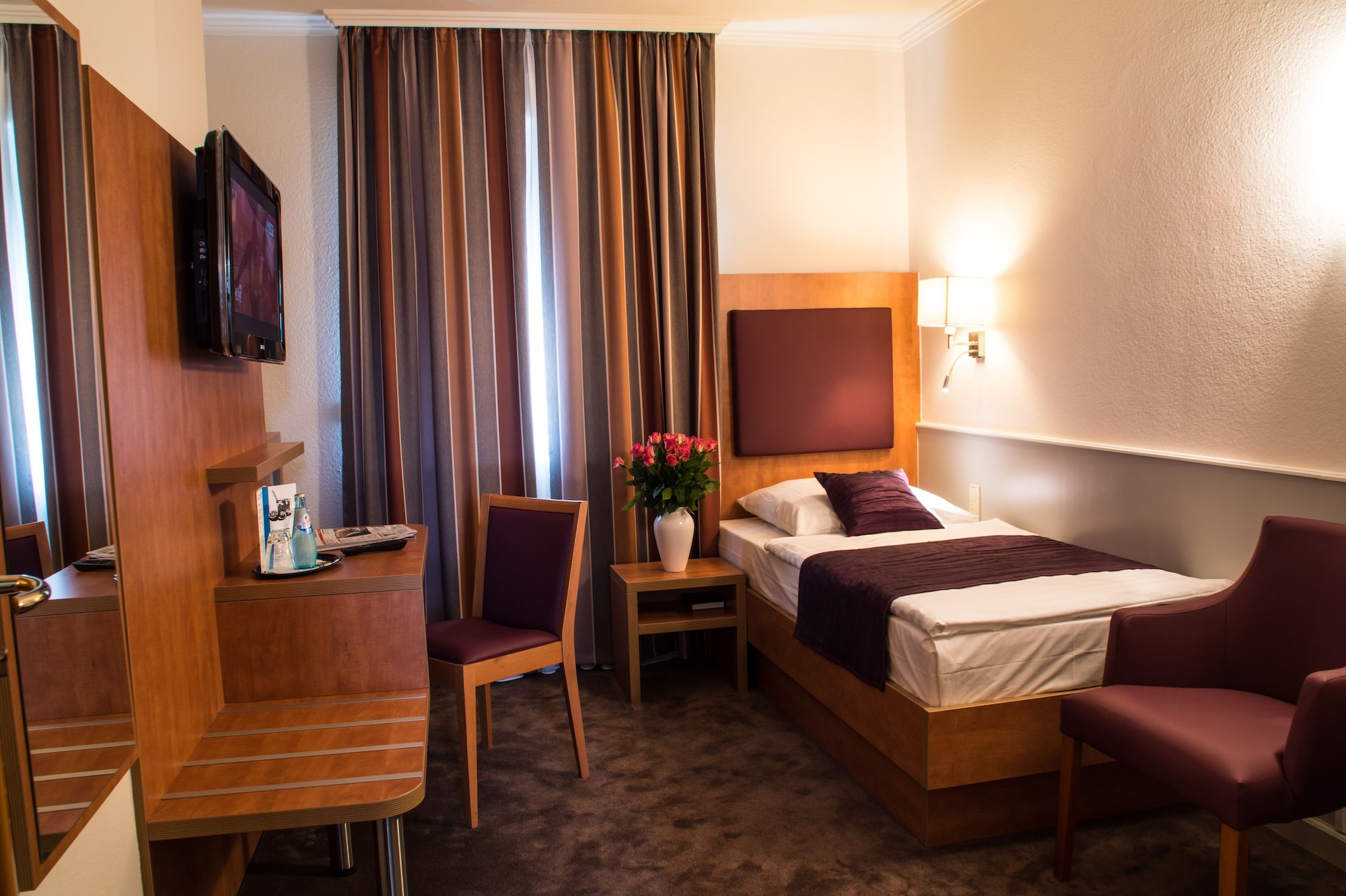 ROOM, SINGLE