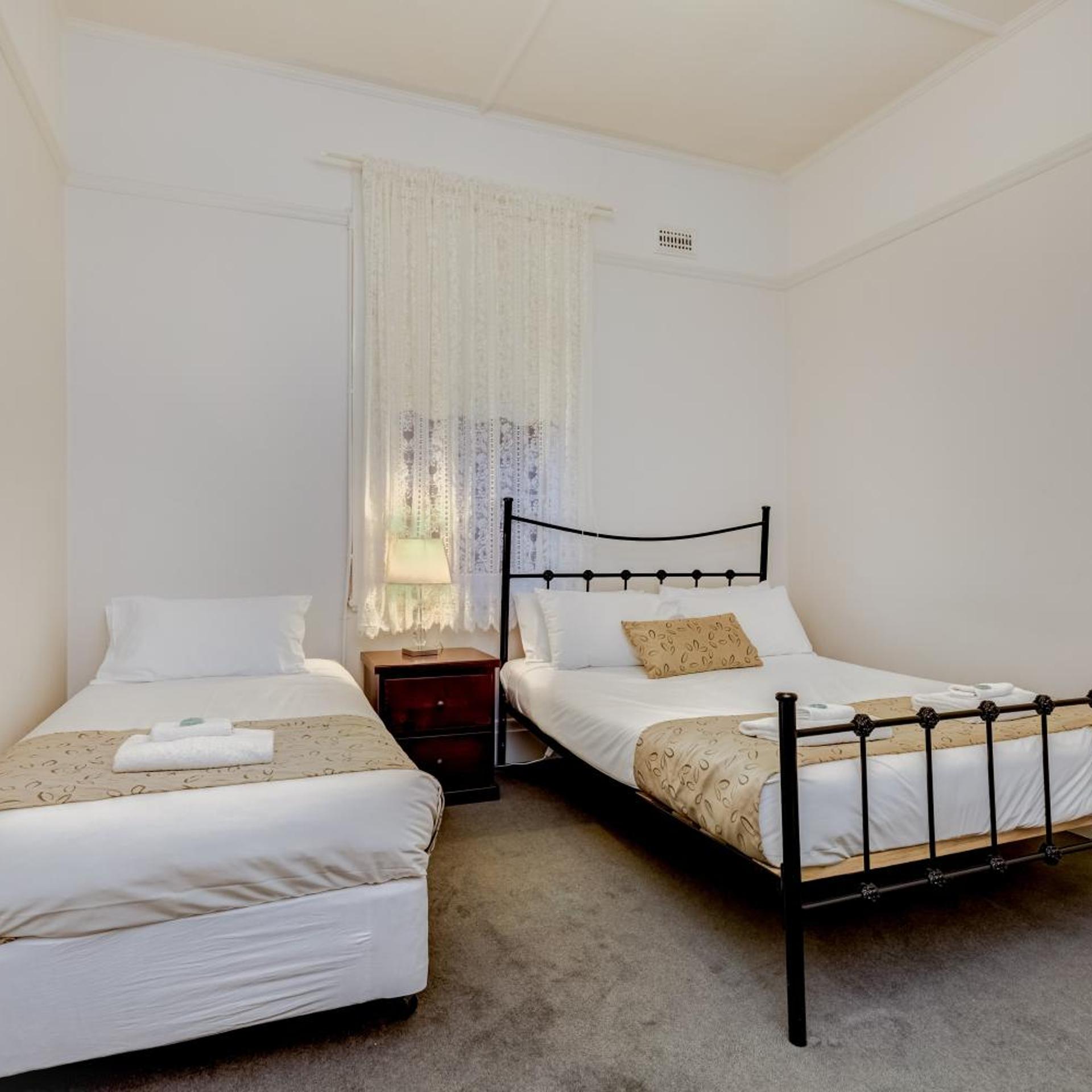 4 Bedrooms, House