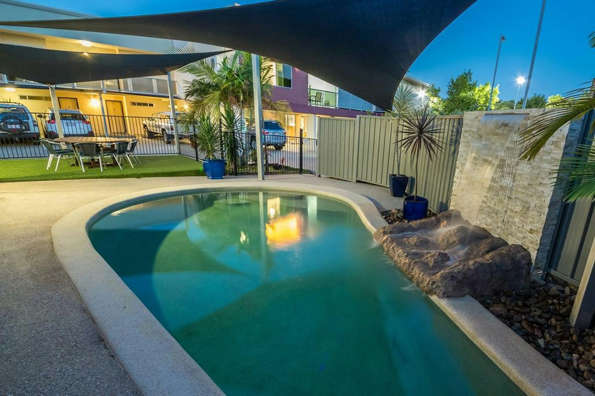 NAMBOUR HEIGHTS MOTEL 17/19