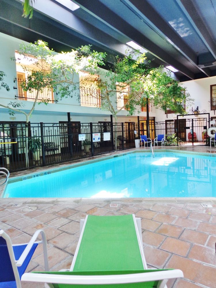 Ramada by Wyndham Las Cruces Hotel & Conference Center 34/37