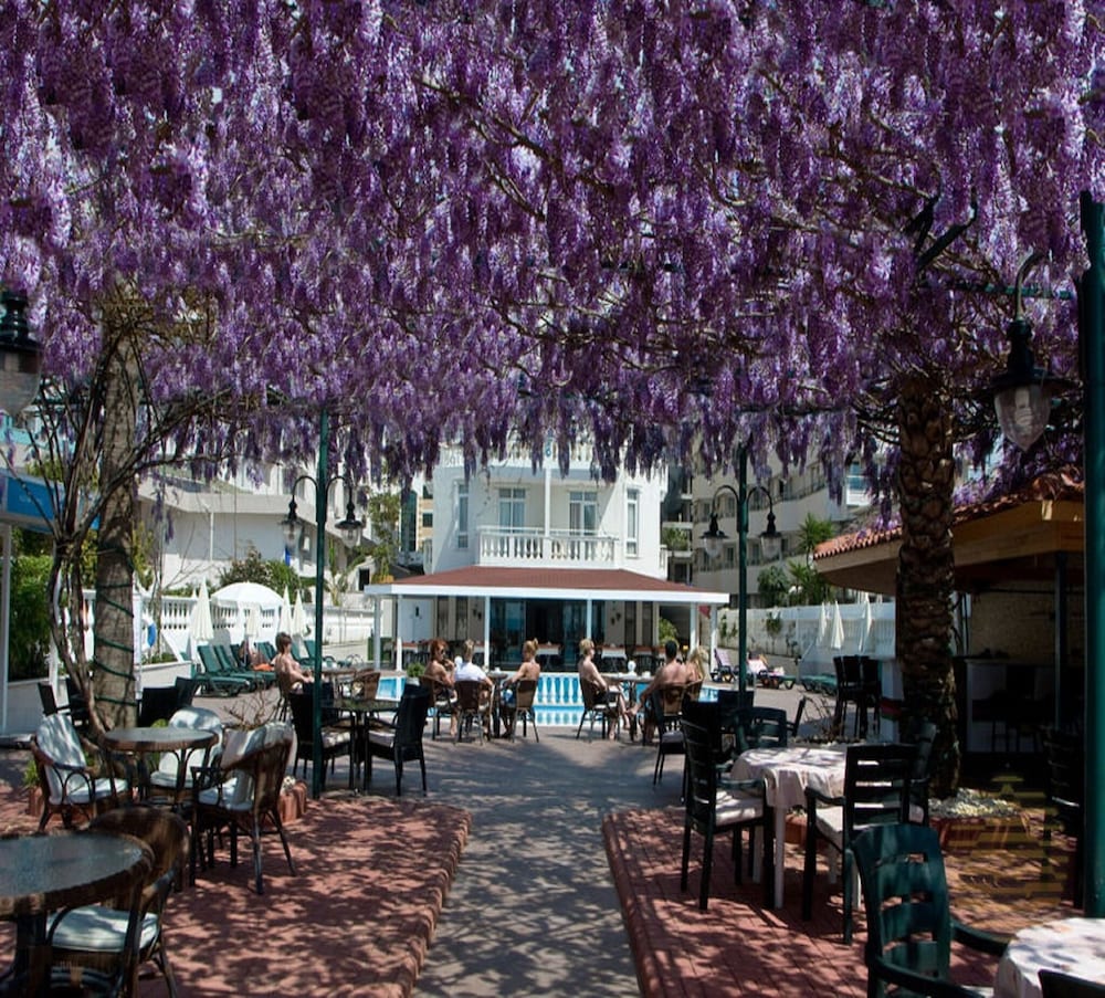 Azak Hotel 38/42