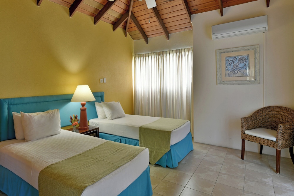 Coconut Court Beach Hotel 16/50
