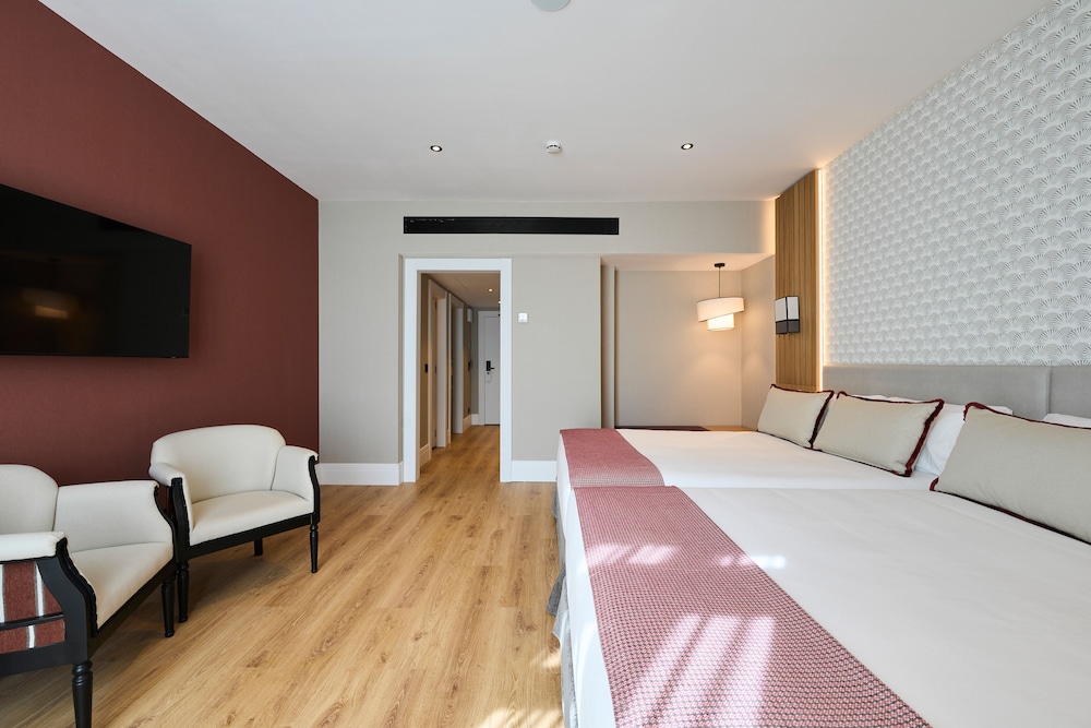 Barcelona, Deluxe, Suite, 1 Double and 1 Single Bed, Private Pool، Hotel Catalonia Ramblas 4/6