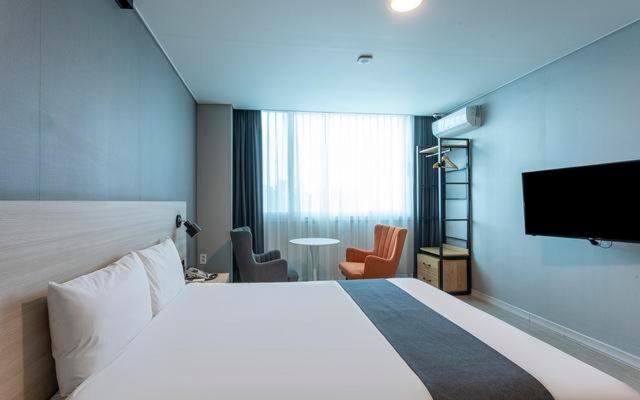 Standard, Double Bed, Partial Lake View