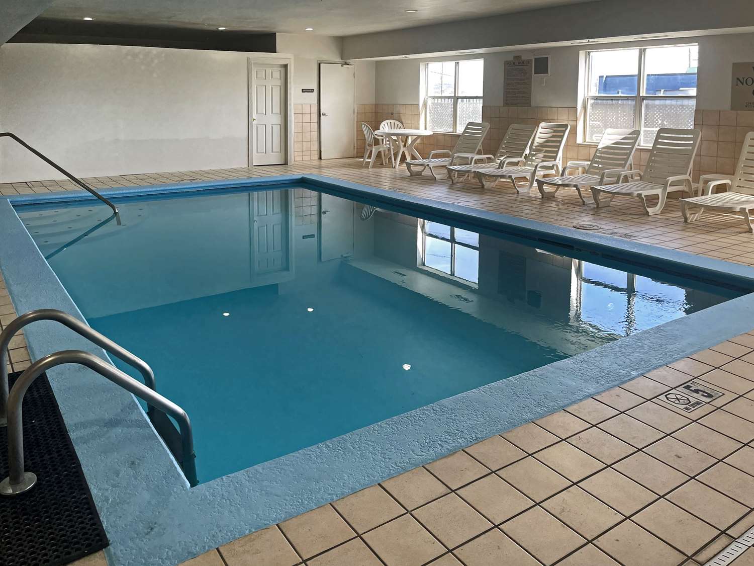 Quality Inn & Suites Cincinnati Sharonville 28/42
