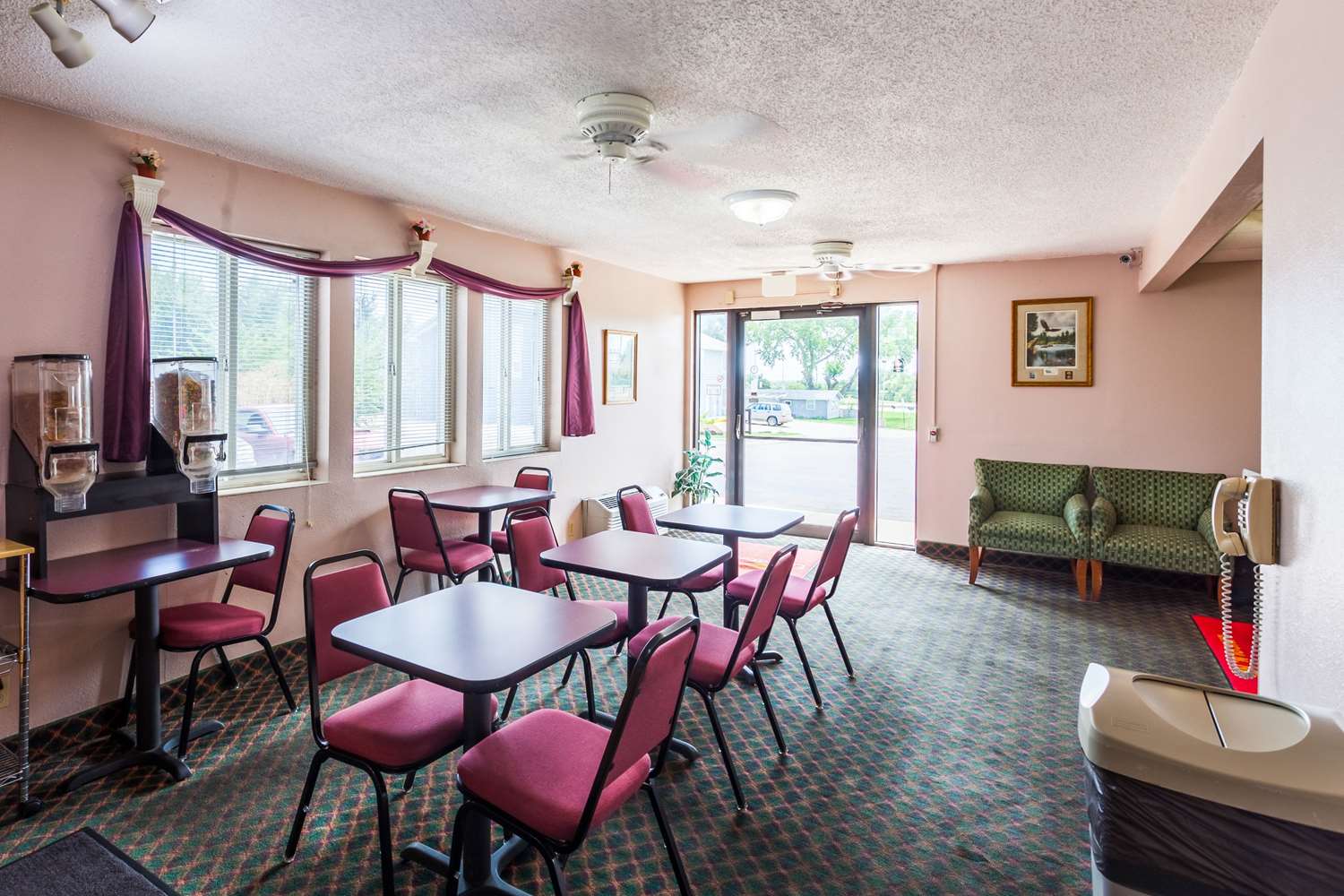 Econo Lodge Lincoln, NE 17/18