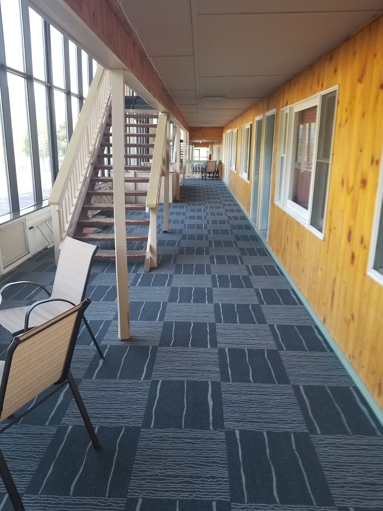Travelodge By Wyndham Lincoln Near White Mountain 5/53