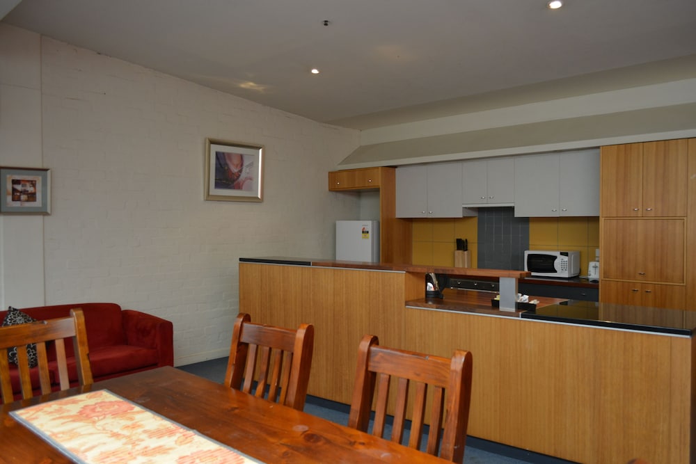 Yti Garden Hotel 50/62