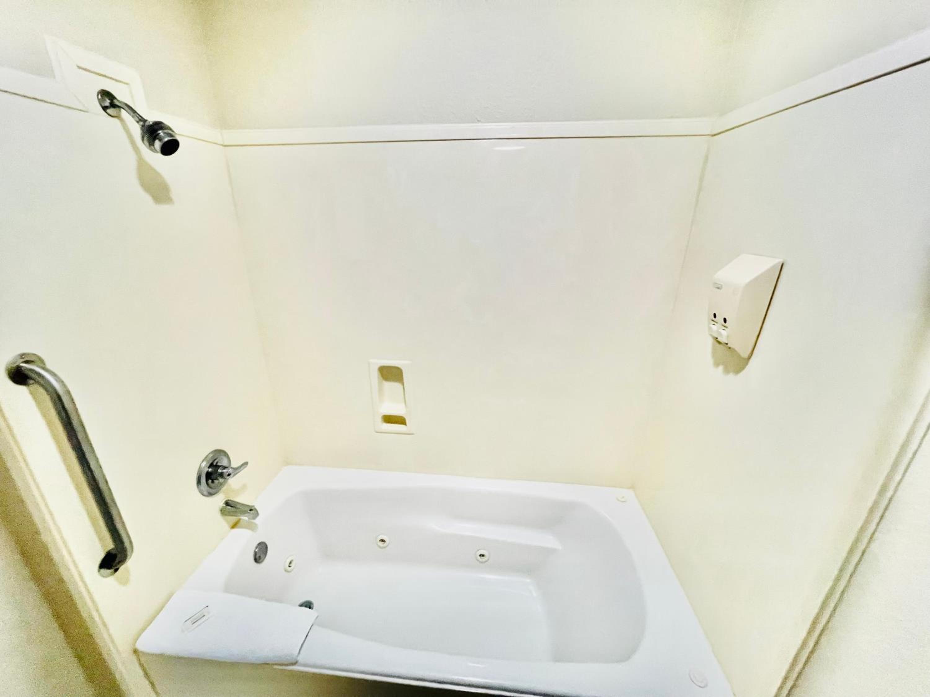 غرفة بسرير كينج بجاكوزي، Best Western Magnolia 7/10