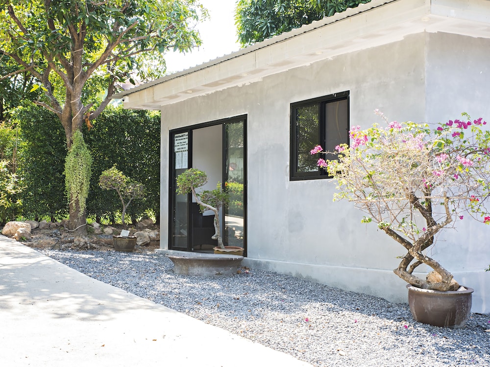 Moon Cottage 19/21