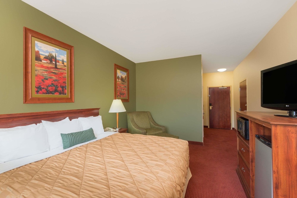 Ramada by Wyndham Catlettsburg/Ashland 12/35