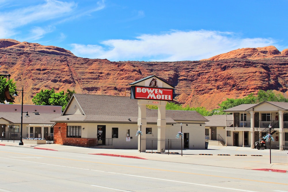 Bowen Motel 6/74