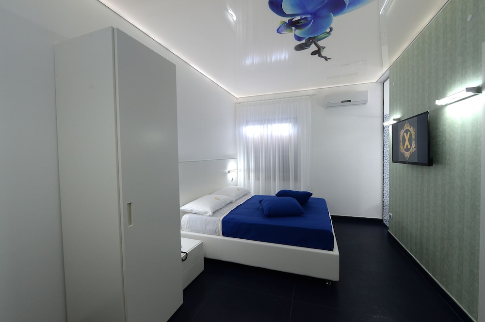 X Hotel 44/66