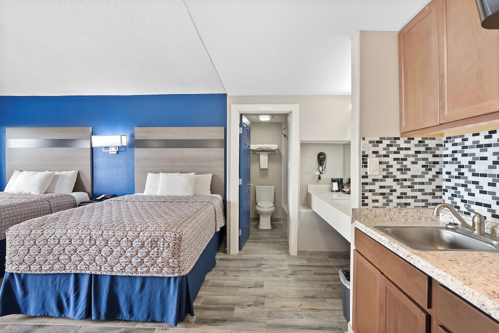 غرفة قياسية بسريرين كوين بمطبخ صغير لذوي الإعاقة، Blue Wave Inn 4/6