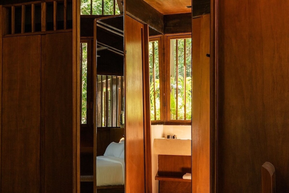 Master, Pool House, Tree House, King Bed