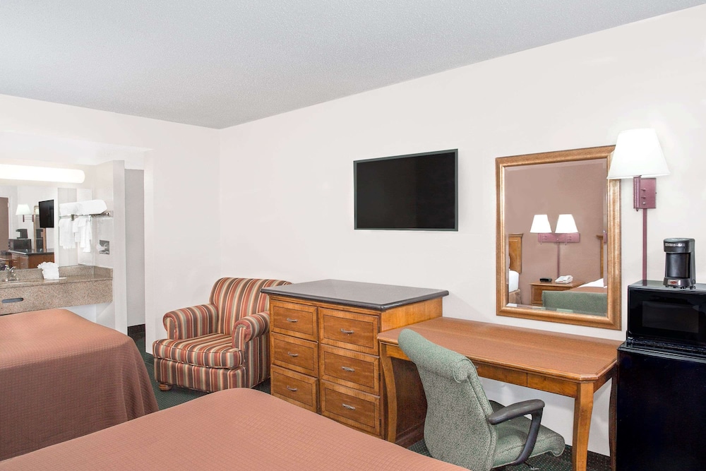 Howard Johnson by Wyndham Ft. Myers FL 17/22