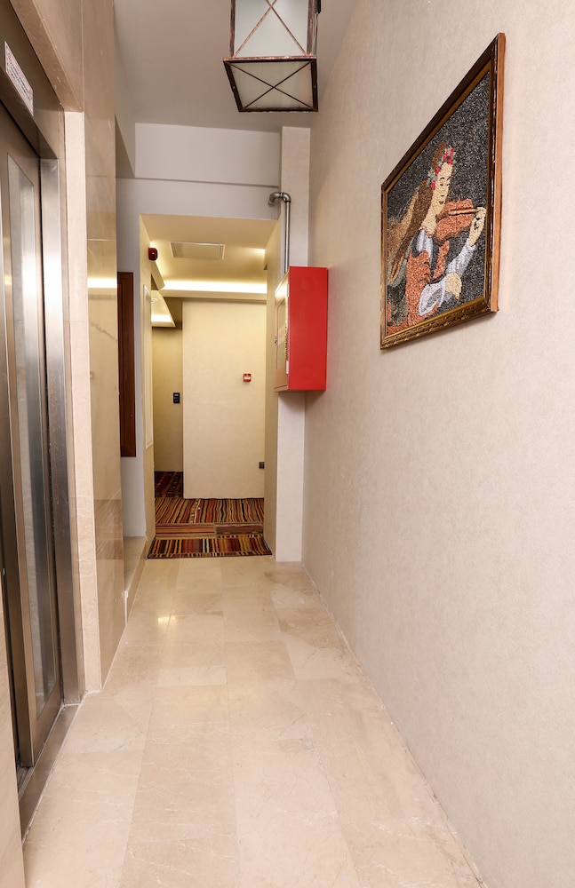 Discovery Hotel 12/69