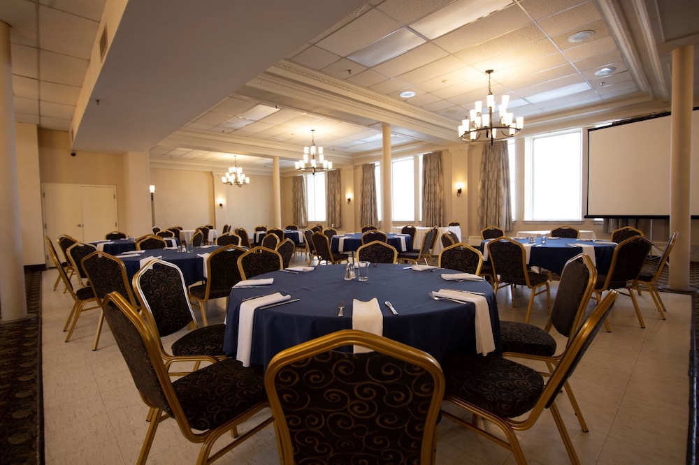 Prince Arthur Waterfront Hotel & Suites 37/43