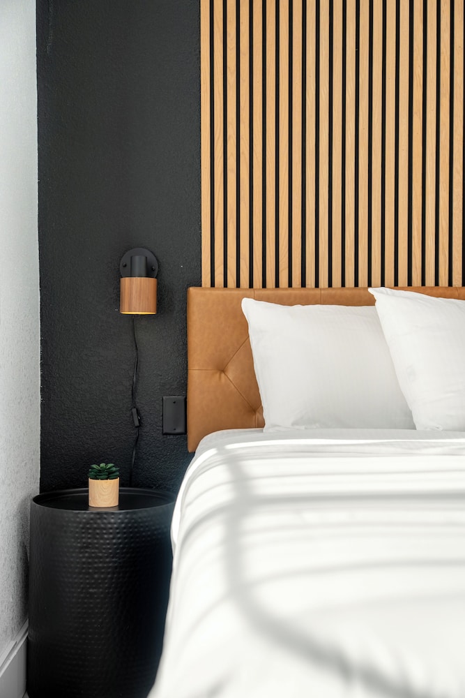 Deluxe, Single, King Bed, The Block Hotel 4/10