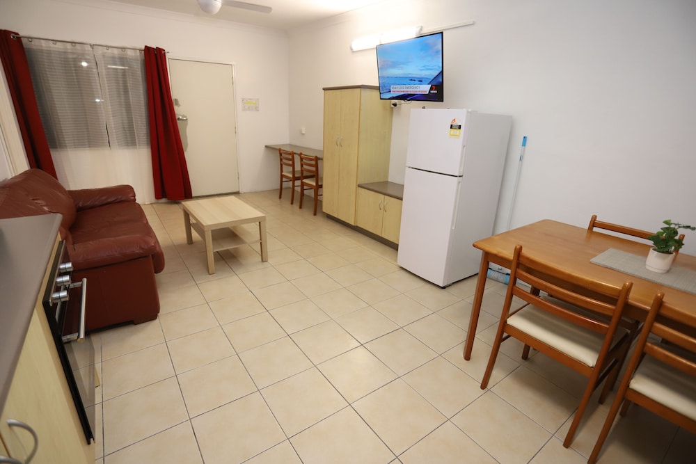 TROPIC COAST MOTEL 52/74