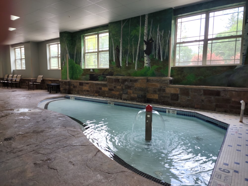 La Quinta Inn and Suites by Wyndham Lake George 14/50