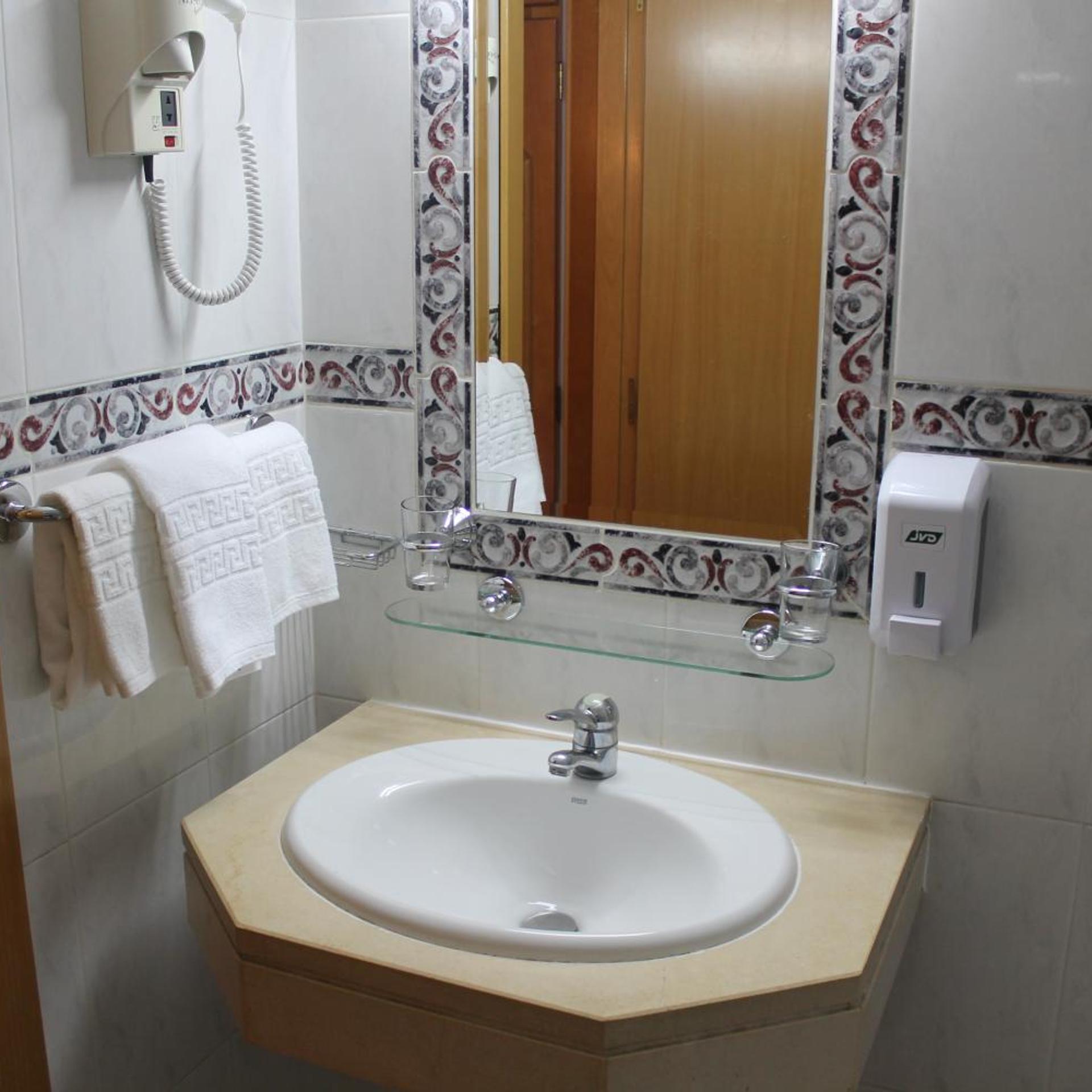 غرفة ثلاثية بحمام خاص، Real Caparica Hotel 3/6