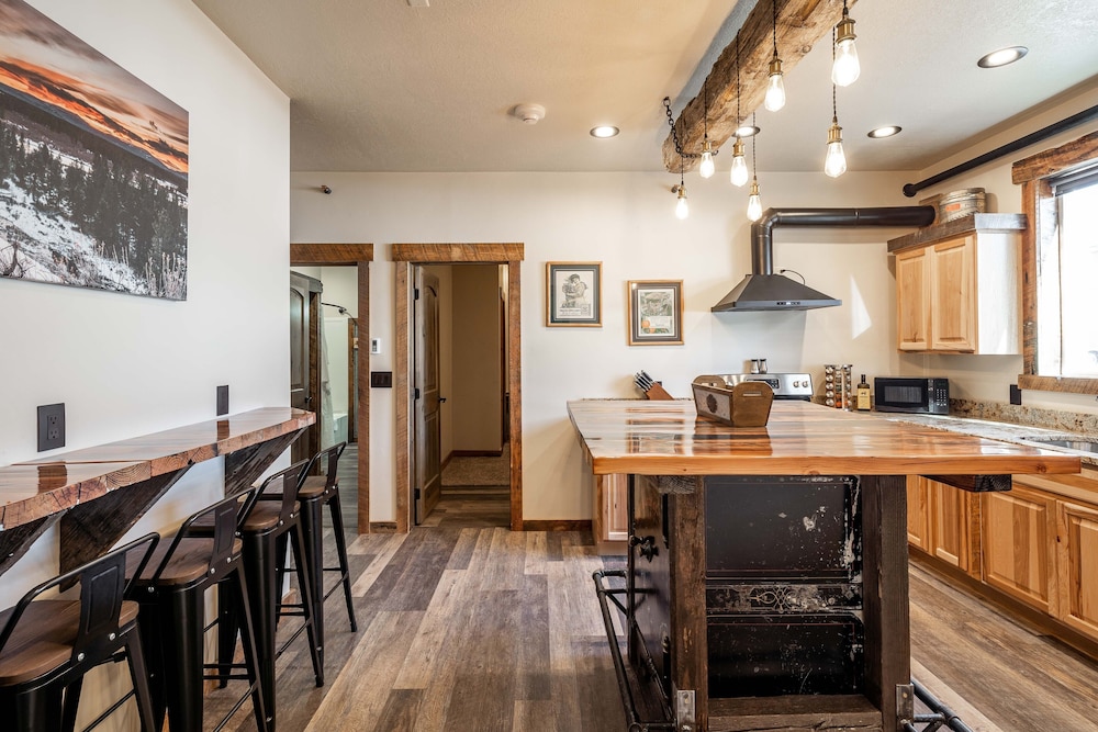 The Adventure Inn Yellowstone 29/42