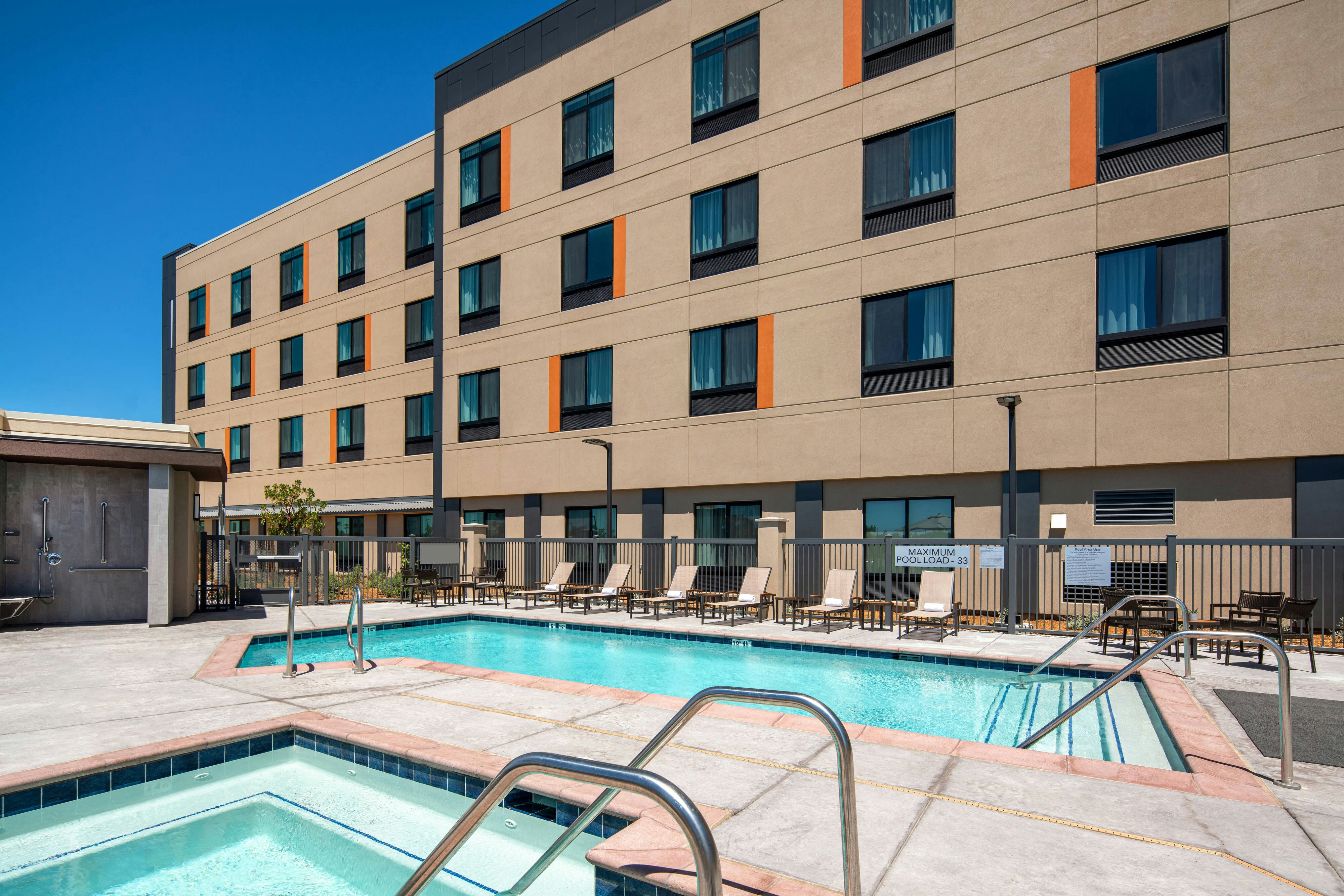 Courtyard by Marriott Petaluma Sonoma County 4/17