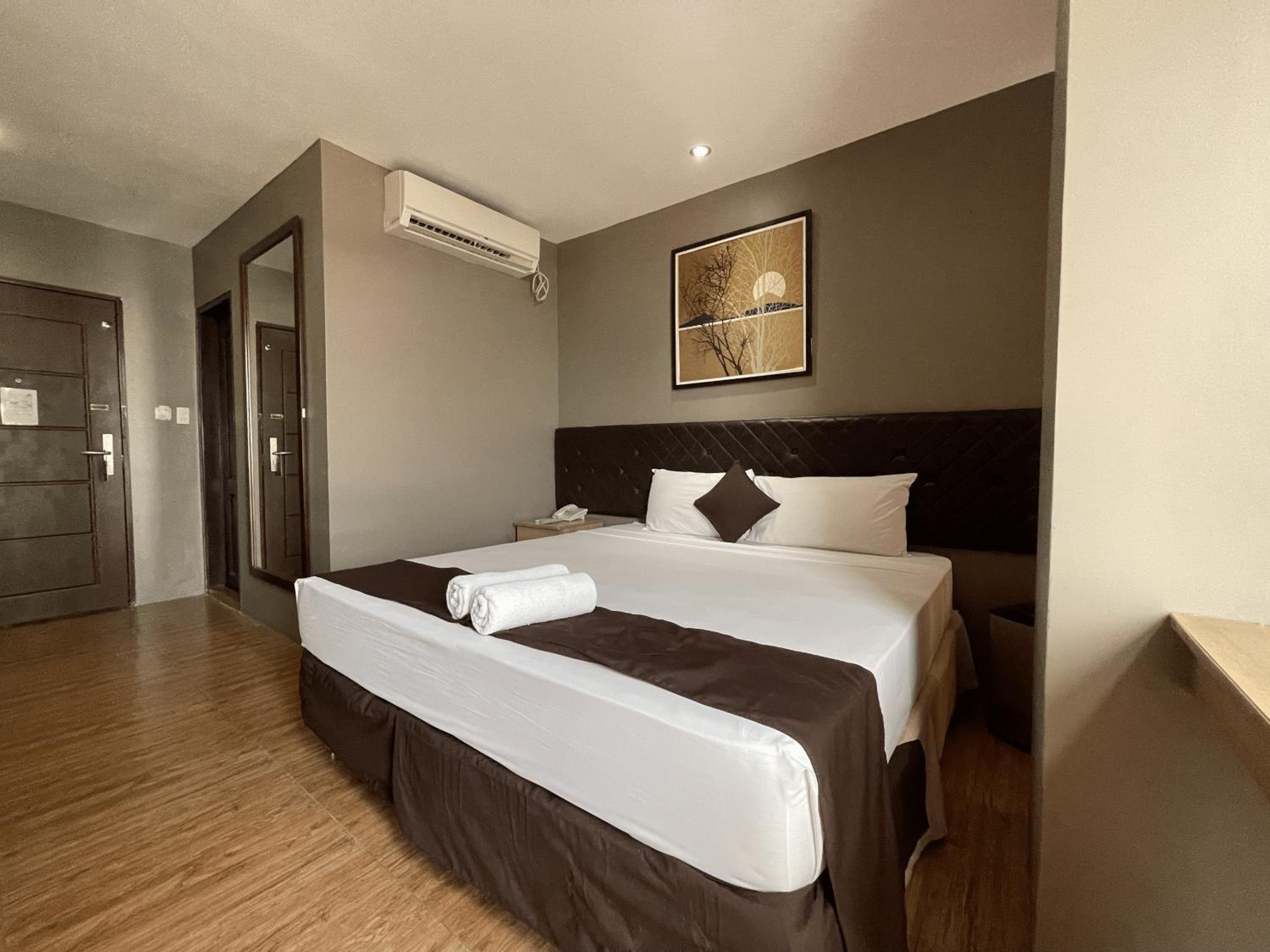 SUPERIOR, QUEEN BED