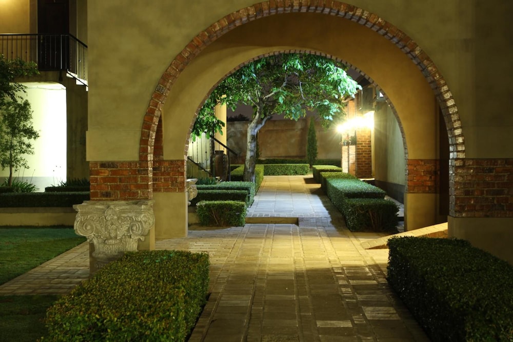 Accolades Boutique Venue 24/49