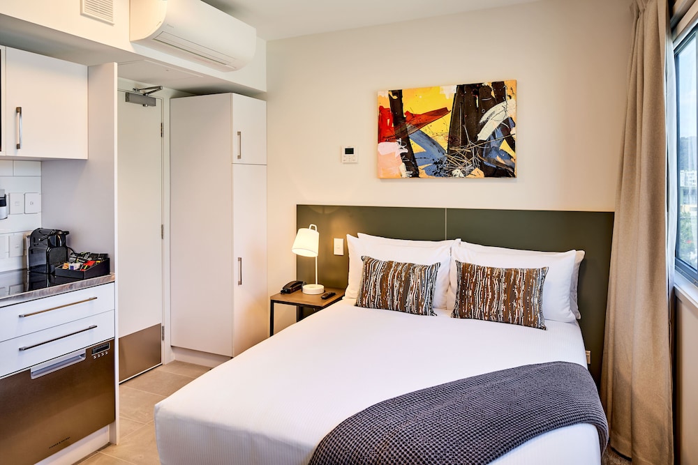 Petite, Studio, Queen Bed