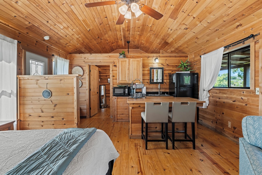 Luxury, Cabin, King Bed, Hill View, Hot Tub، City on a Hill at Spring Creek 3/7