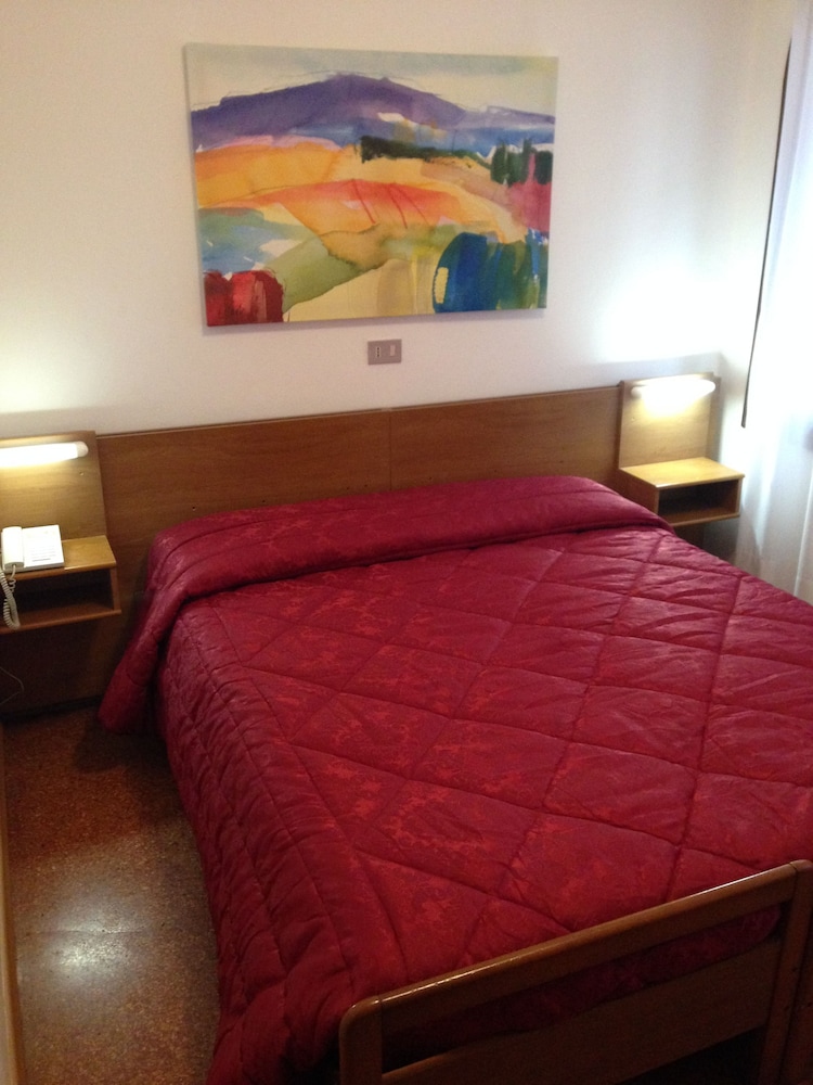 Hotel Caprera 3/23