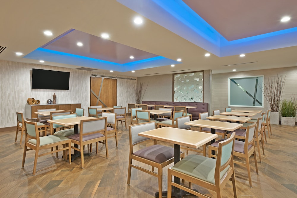 Holiday Inn Express & Suites Harrisburg S - New Cumberland 59/72