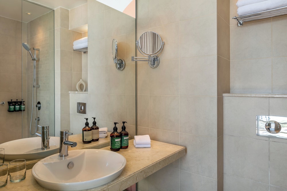 FAMILY SUITE, FAMILY, QUEEN BED, PLAZA VIEW, SOFA, ACCESSIBLE