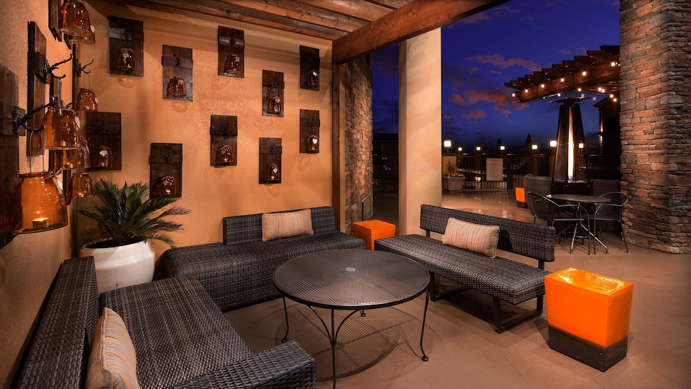 Aiden by Best Western Warm Springs Hotel and Event Center 28/44