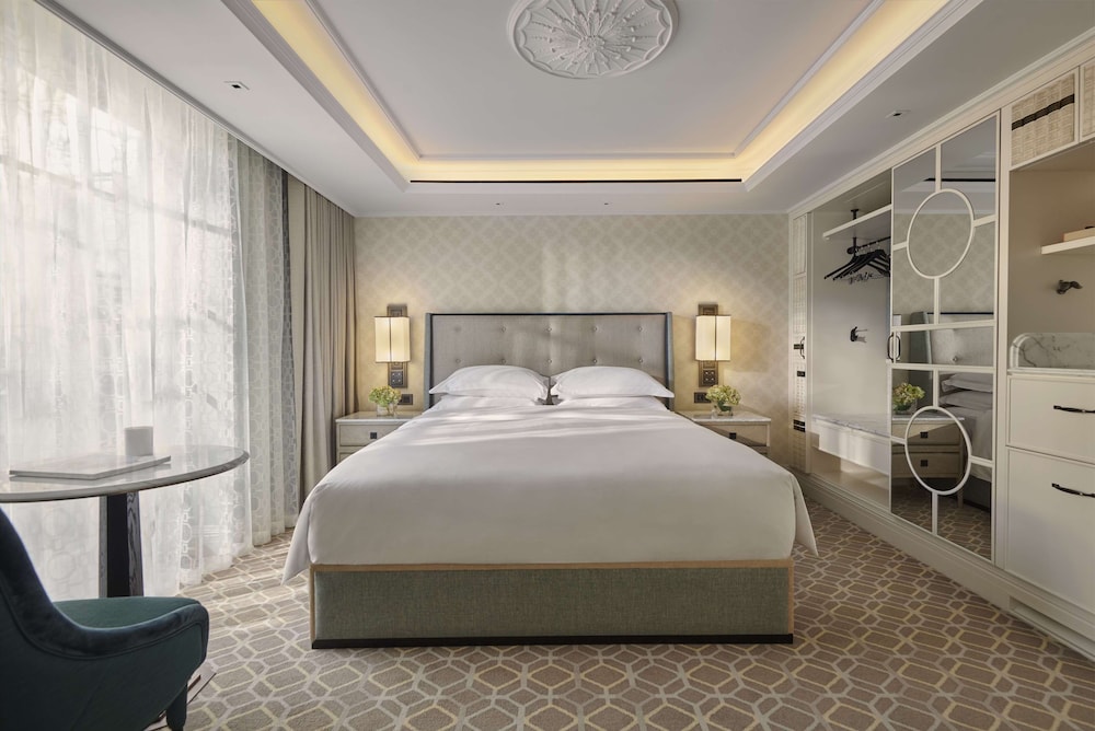 DELUXE, KING BED