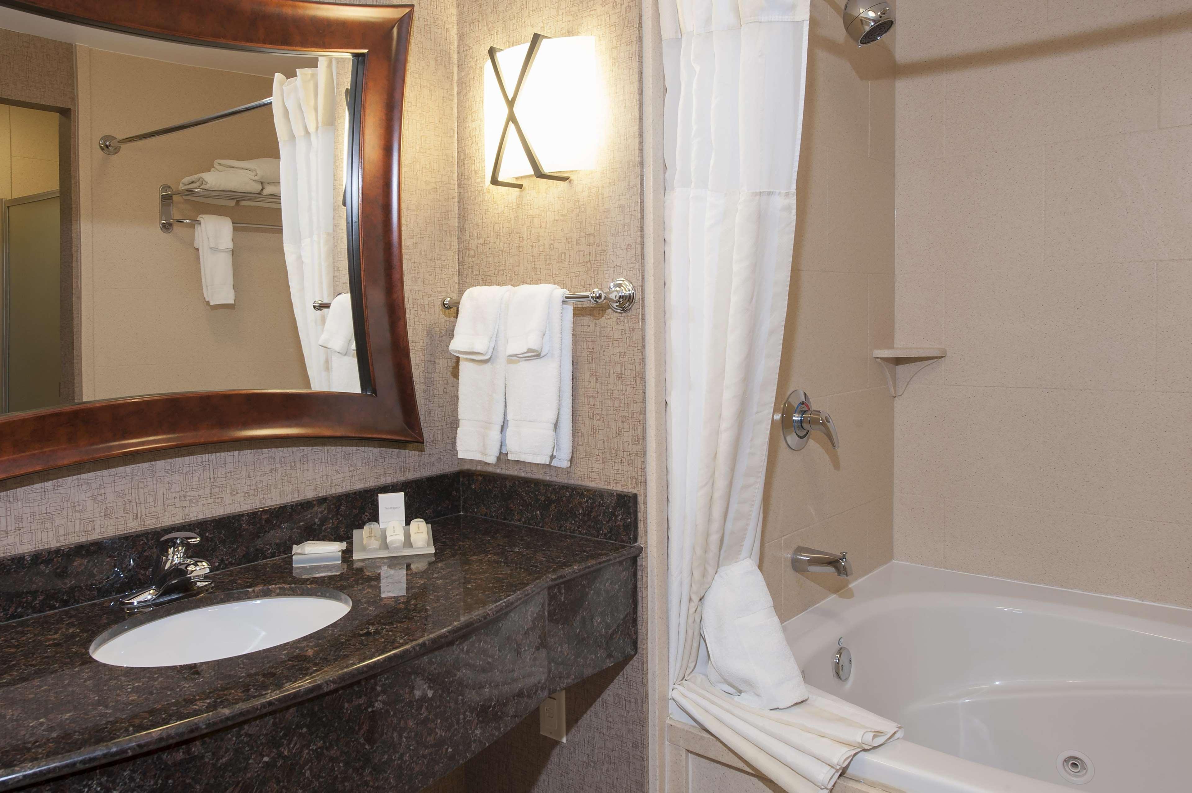 1 BEDROOM, SUITE, KING BED, 1.5 BATHROOMS, JETTED TUB