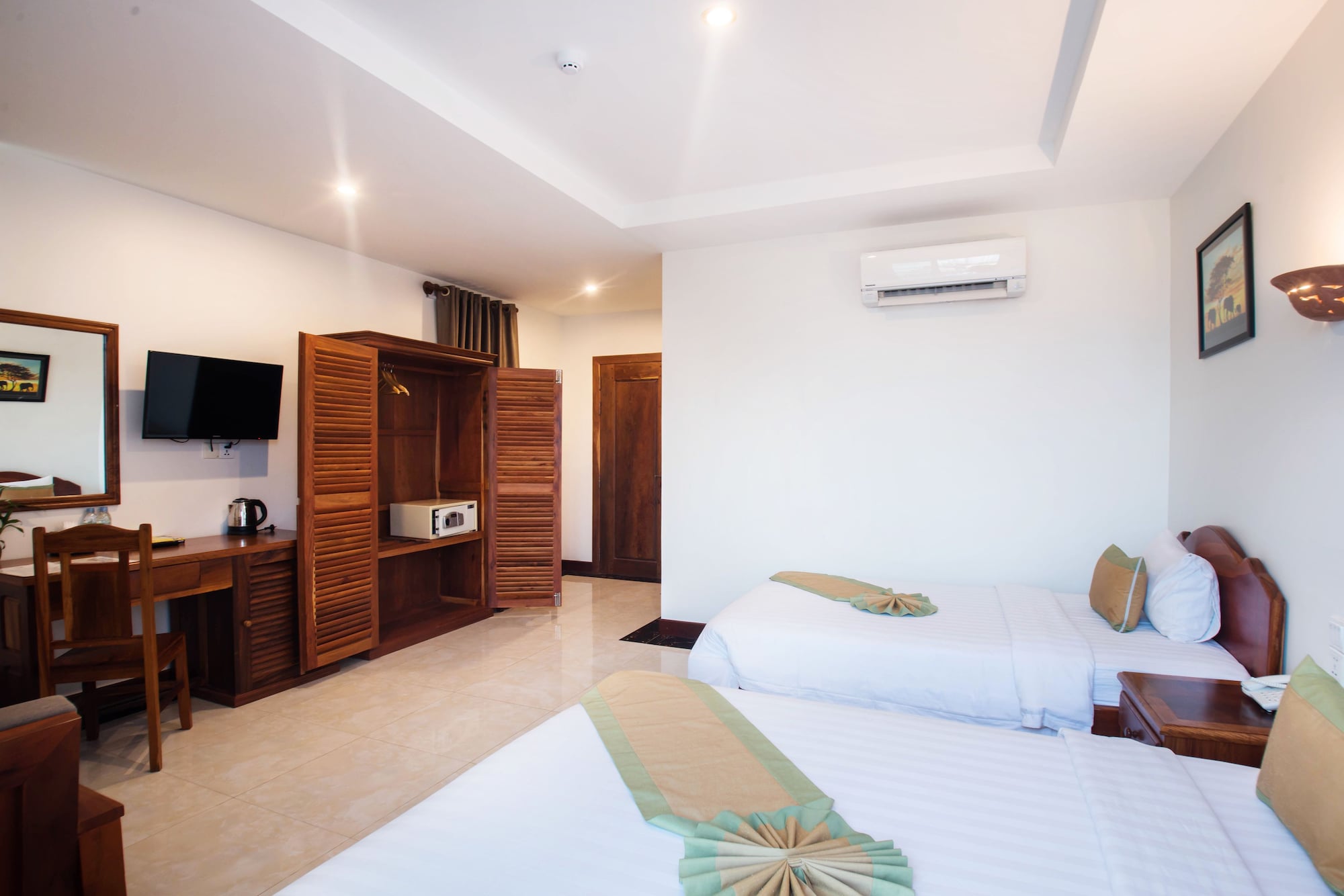DELUXE, TWIN BEDS, CITY VIEW