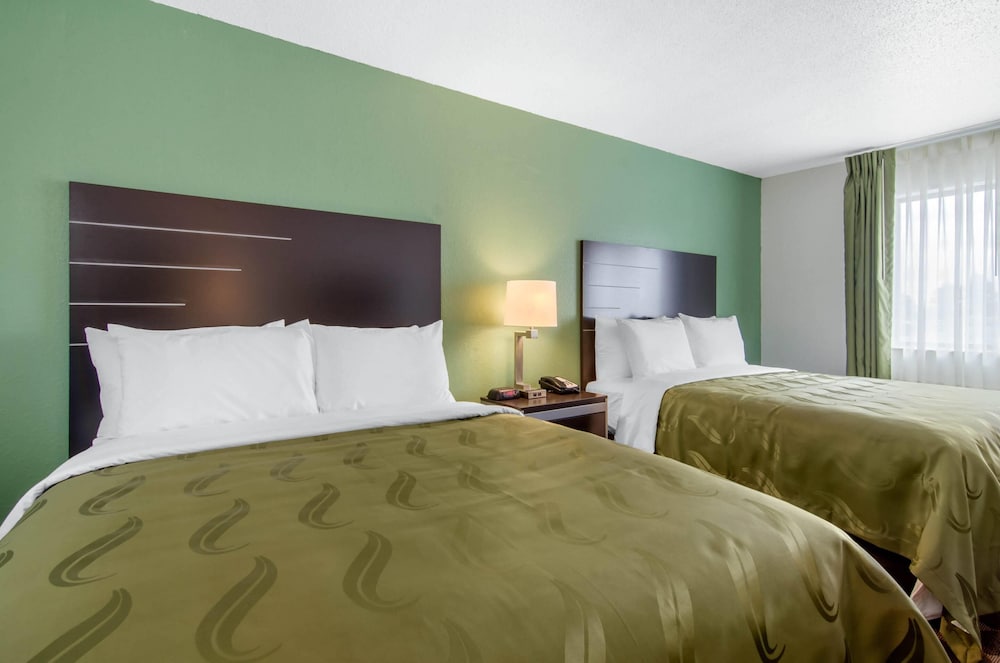 غرفة قياسية بسريرين كوين، Quality Inn Russell, KS 2/10