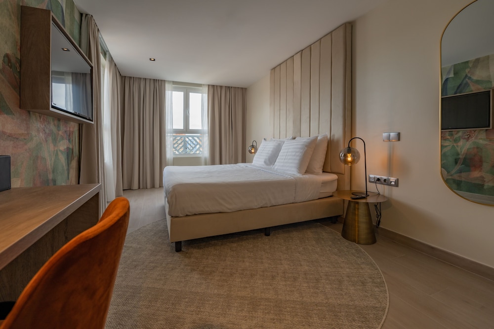 ROOM, KING BED, HARBOUR VIEW