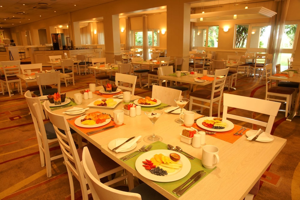 Garden Court Or Tambo International Airport 35/50