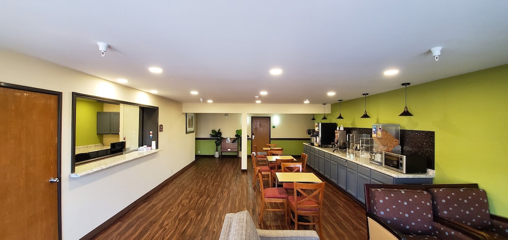 Travel Inn & Suites 8/50