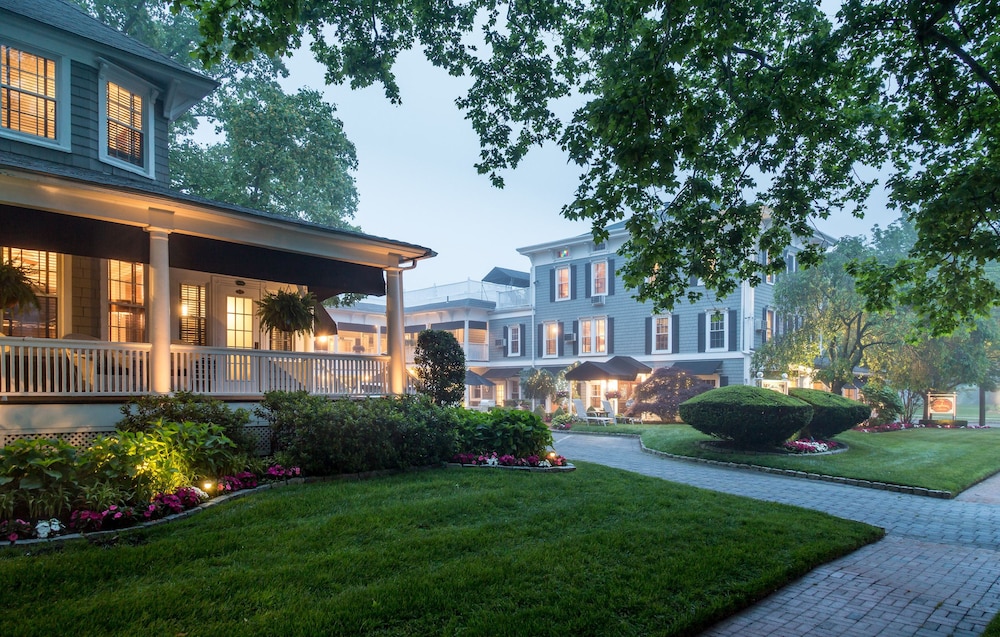 The Chateau Inn and Suites 4/57