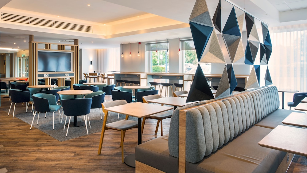 HOLIDAY INN EXPRESS KASSAM STADIUM 66/72