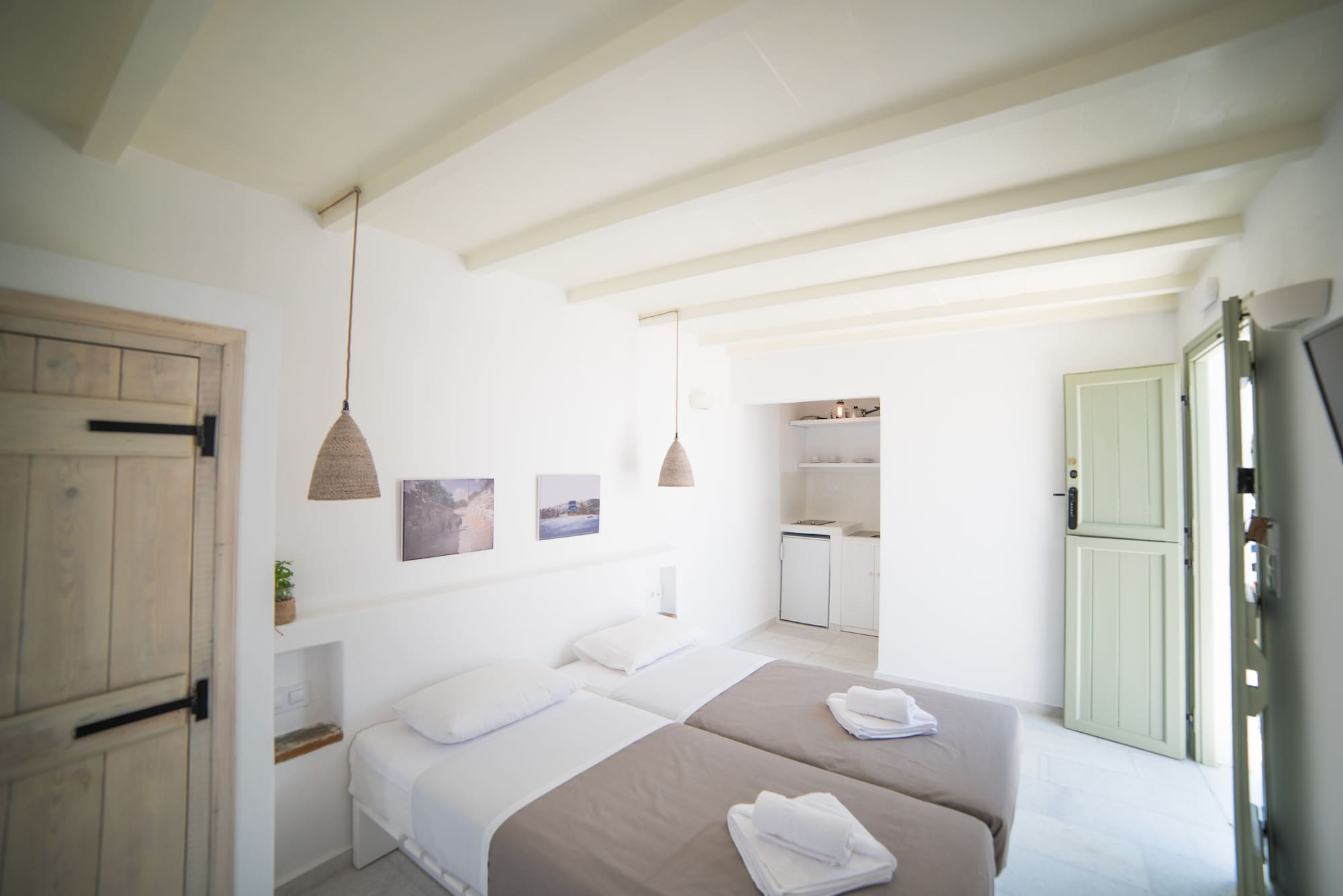 Elegant, Studio