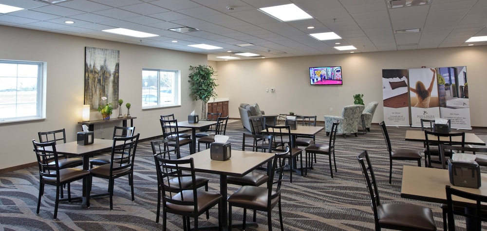 Cobblestone Inn & Suites - Boone 31/50
