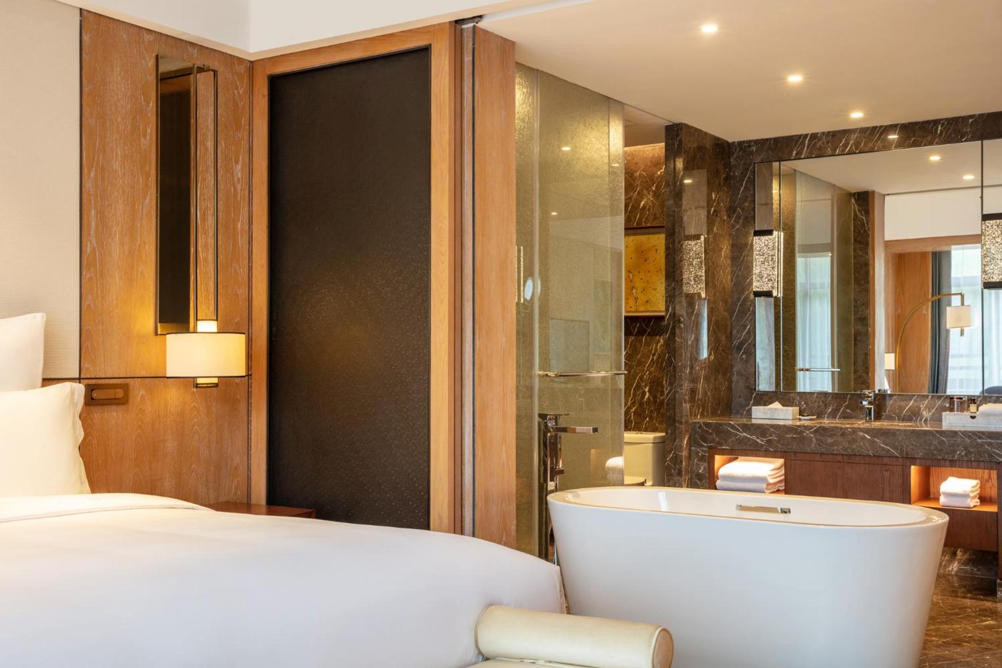 Superior, King Bed, Forest View