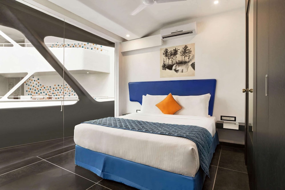 ROOM, QUEEN BED