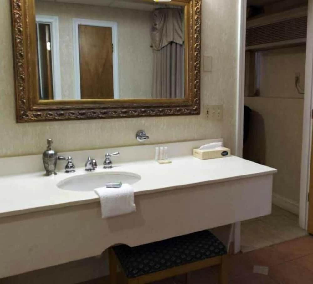Cedar Park Whirlpool Suites 60/61